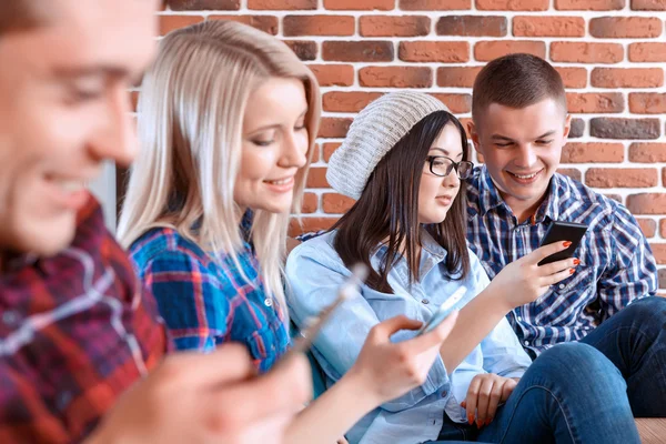 Festa moderna con telefoni cellulari — Foto Stock