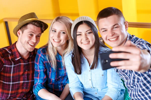 Happy friends making photos in a cafe — Stock Photo, Image