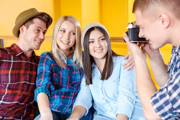 Amigos felizes fazendo fotos em um café — Fotografia de Stock