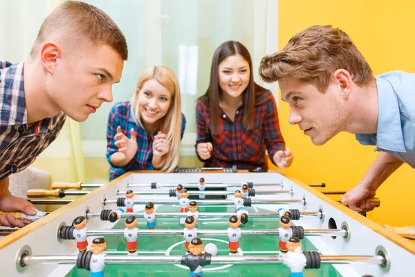 Amigos felices jugando hockey de mesa — Foto de Stock