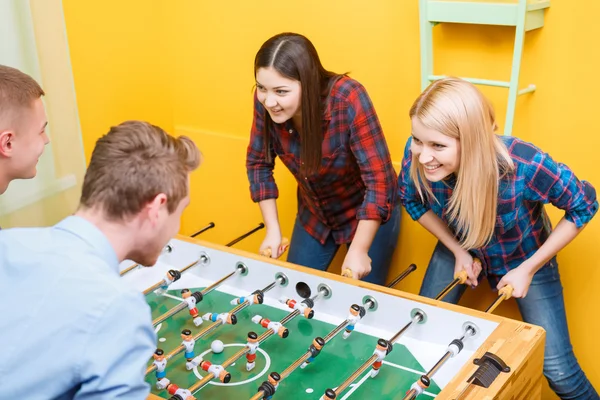 Amigos felizes jogando hóquei na mesa — Fotografia de Stock