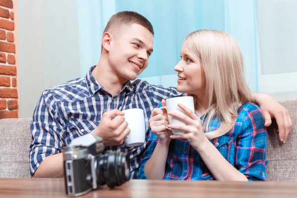 Doce casal em um encontro — Fotografia de Stock