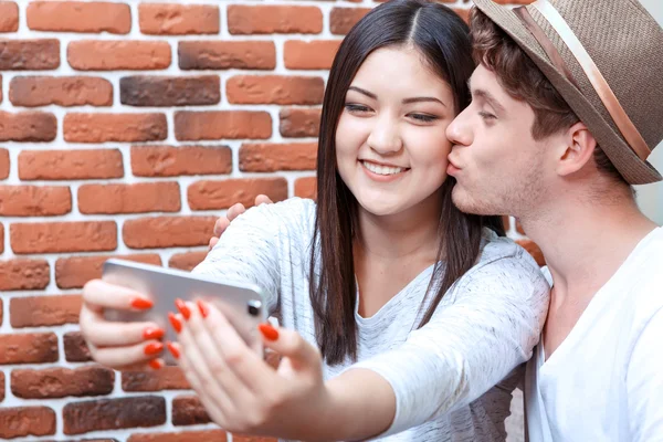 Doce casal em um encontro — Fotografia de Stock