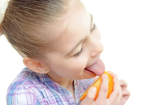 Liten tjej med en orange — Stockfoto