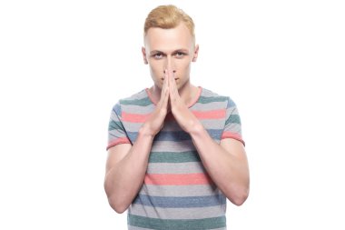 Adam yüzünün önünde elleriyle