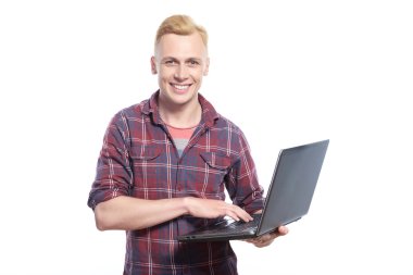 Genç yakışıklı adam kucak tepe ile ayakta 