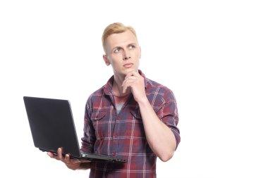 Genç yakışıklı adam kucak tepe ile ayakta 