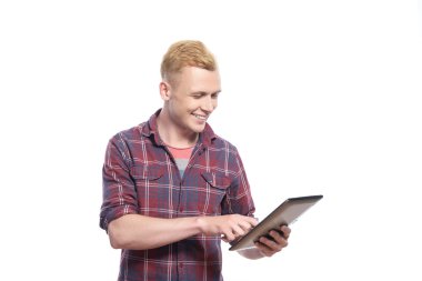 Tablet üzerinde çalışan yakışıklı adam