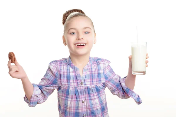 Klein meisje met melk en cookie — Stockfoto