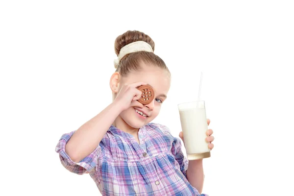 Klein meisje met melk en cookie — Stockfoto