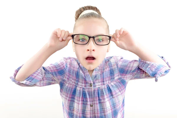 Menina pequena usando óculos — Fotografia de Stock