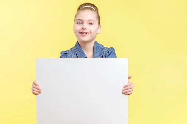 Menina pequena segurando um espaço de cópia — Fotografia de Stock