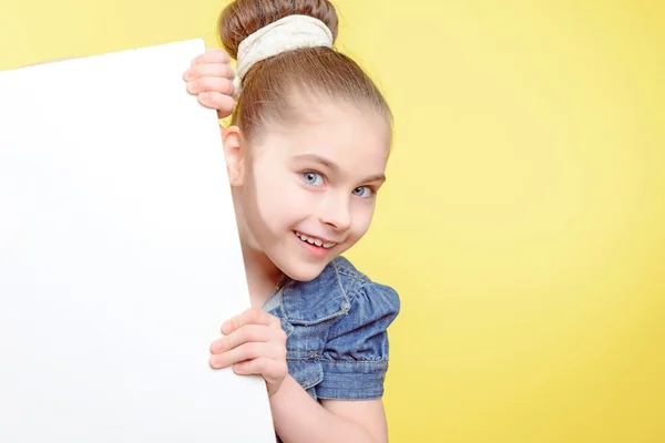 Small girl holding a copy space — Stock Photo, Image