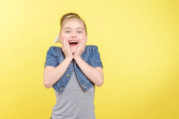 Ragazza che mostra emozioni diverse — Foto Stock