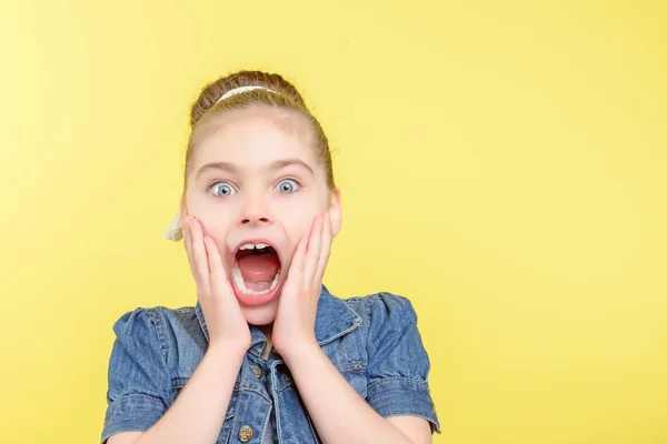 Ragazza che mostra emozioni diverse — Foto Stock