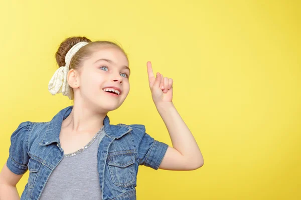 小さな女の子を示すさまざまな感情 — ストック写真