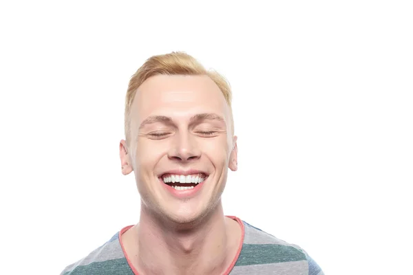 Hymyilevä vaalea mies eristetyllä valkoisella taustalla — kuvapankkivalokuva