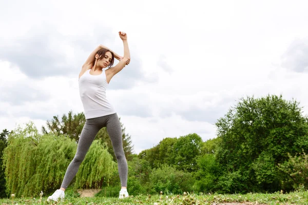 Mooie jonge vrouw doet zich het uitrekken — Stockfoto