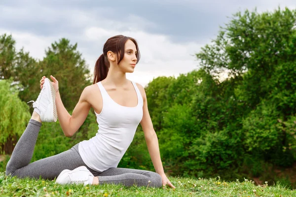 Vrouw doet stretching oefeningen — Stockfoto