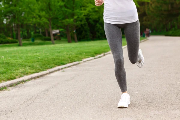 Nahaufnahme einer Frau, die in Park läuft — Stockfoto