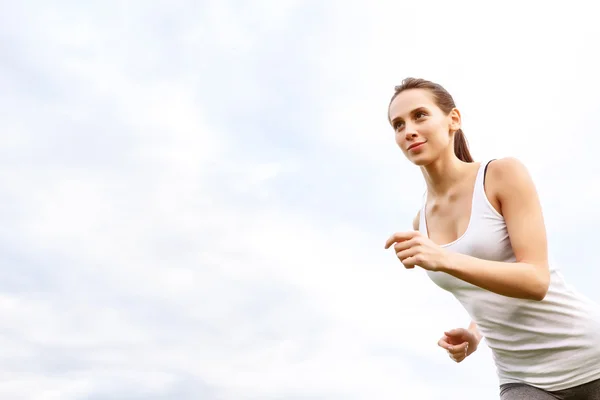 Mujer bonita corriendo en el fondo del cielo — Foto de Stock