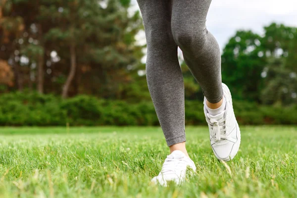 Nahaufnahme von Frauenbeinen im Park — Stockfoto