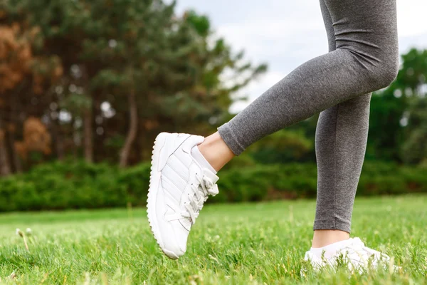 Nahaufnahme von Frauenbeinen im Park — Stockfoto