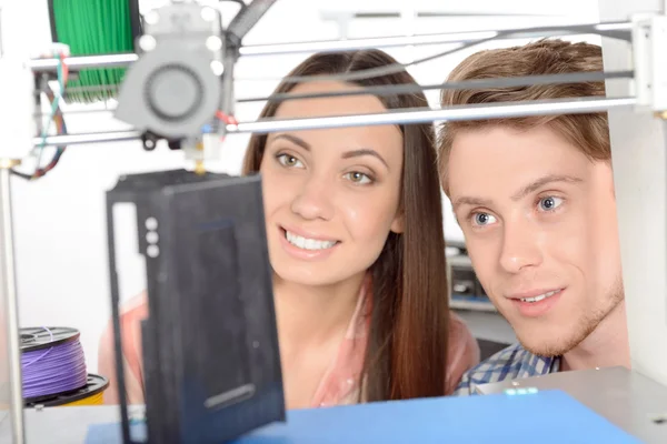 Dos estudiantes con impresora tridimensional — Foto de Stock