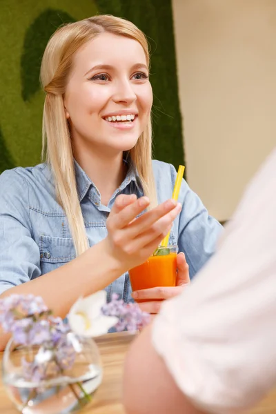 Leende flicka med cocktail i café. — Stockfoto