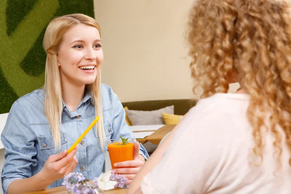 Blond flicka håller i halm och cocktail glas — Stockfoto