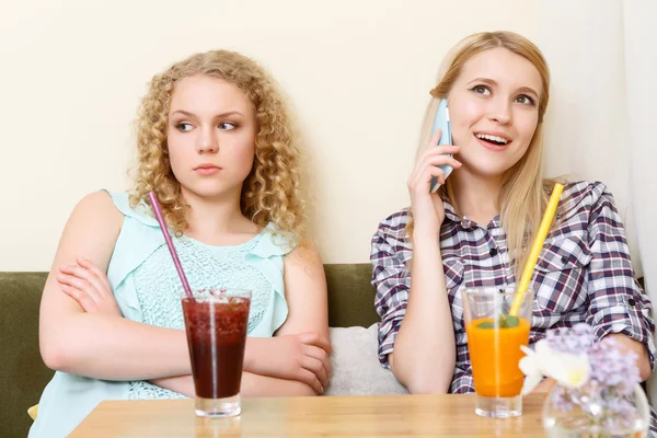 Mädchen benutzt Handy in Café — Stockfoto
