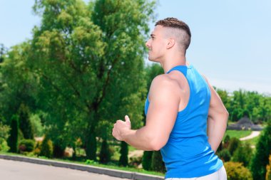 Koşu sırasında yakışıklı sporcu