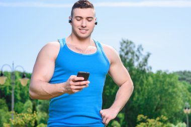 Eğitim sırasında kaslı sporcu