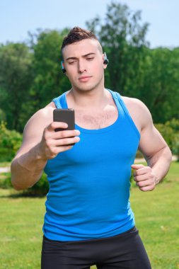 Eğitim sırasında kaslı sporcu