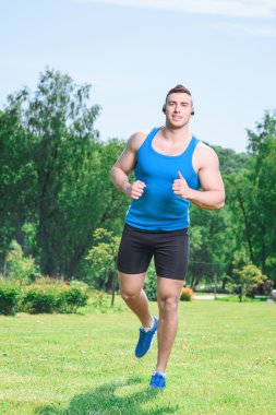 Eğitim sırasında kaslı sporcu