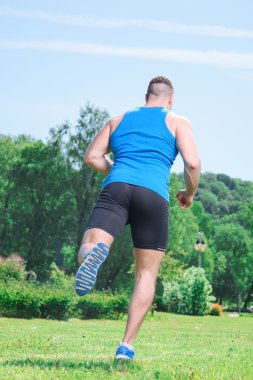 Eğitim sırasında kaslı sporcu