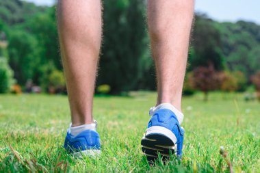 Eğitim sırasında kaslı sporcu