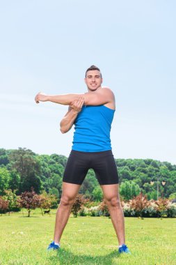 Eğitim sırasında kaslı sporcu