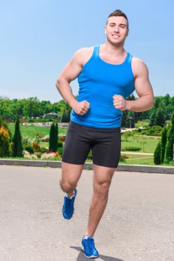 Eğitim sırasında kaslı sporcu