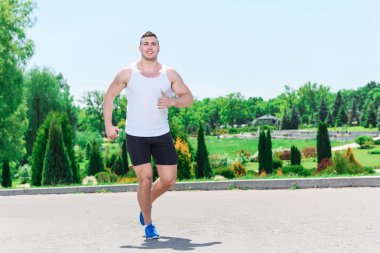 Yakışıklı sporcu eğitim açık havada
