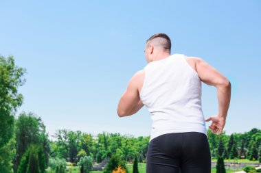 Yakışıklı sporcu eğitim açık havada