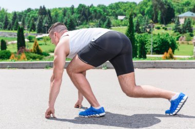 Yakışıklı sporcu eğitim açık havada