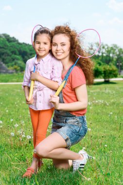 Mutlu aile badminton oynamaya