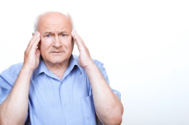 Endişeli büyükbaba başını dokunmadan