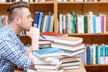 Genç öğrenci kitaplığa çalışma