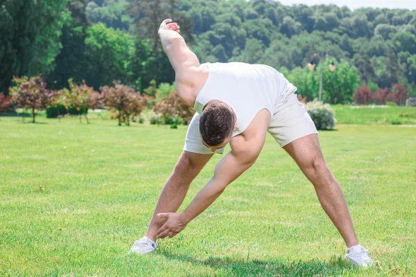 Pohledný sportovec dělá cvičení venku — Stock fotografie