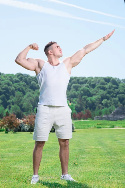 Stilig sportsman göra övningar utomhus — Stockfoto
