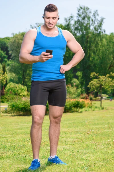 Desportista musculado durante o treino — Fotografia de Stock