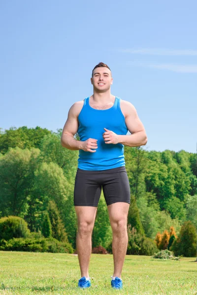 Deportista musculoso durante el entrenamiento — Foto de Stock