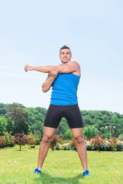 Sportif musclé pendant l'entraînement — Photo